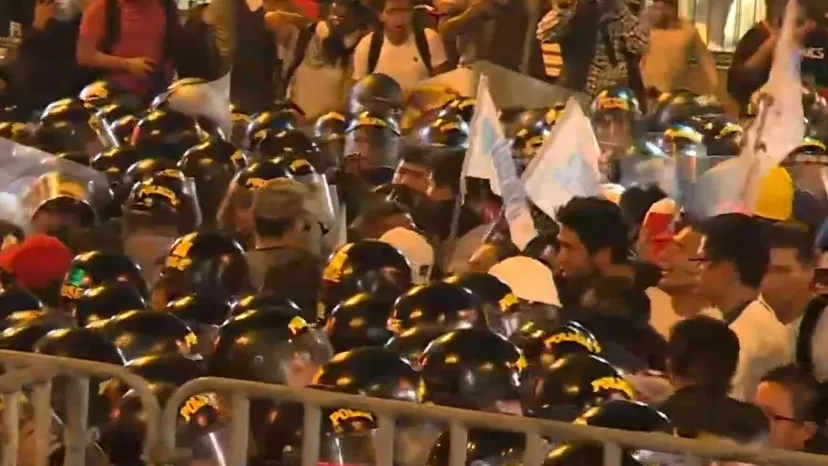 Se registran enfrentamientos entre la Policía y manifestantes en la avenida Abancay