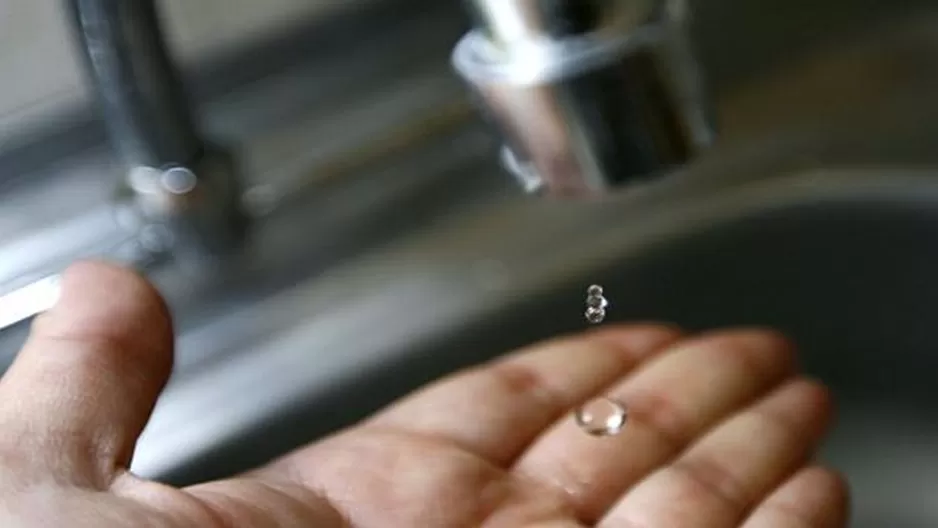 Corte del servicio de agua. Foto: t13.cl Corte del servicio de agua. Foto: t13.cl