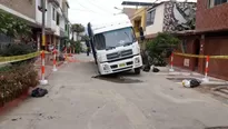 Un camión recolector se hundió en SMP. Foto: Canal N / Felipe Ríos