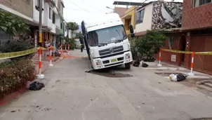 Un camión recolector se hundió en SMP. Foto: Canal N / Felipe Ríos