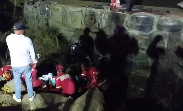 Seis muertos y más de 50 heridos tras vuelco de bus de Rápido Vip en Paramonga. Foto: Andina Seis muertos y más de 50 heridos tras vuelco de bus de Rápido Vip en Paramonga. Foto: Andina