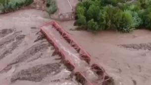 Los desbordes y huaicos han provocado daños en diversos puntos del país . Foto: Captura de TV