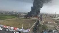 Incendio en depósito de llantas. Foto: Andina