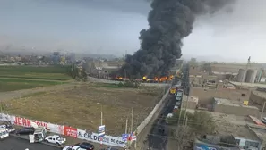 Incendio en depósito de llantas. Foto: Andina