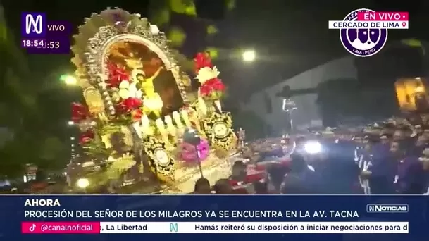 La imagen del Señor de los Milagros estuvo a punto de caerse, hecho que generó el susto de los miles de fieles / Captura