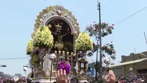 El Señor de los Milagros realiza este miércoles su cuarto recorrido desde las 6:00 a. m. partiendo del Santuario de las Nazarenas. La procesión pasará por las principales avenidas del Centro Histórico hasta su guardada pasada la medianoche. Video: Canal N