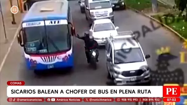 Momento captado en video: Sicarios disparan contra chofer de bus en Comas mientras manejaba con pasajeros. El ataque quedó grabado. Foto: América TV Momento captado en video: Sicarios disparan contra chofer de bus en Comas mientras manejaba con pasajeros. El ataque quedó grabado. Foto: América TV