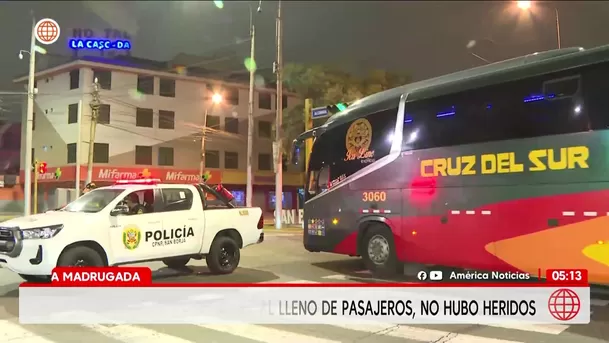 Sicarios disparan contra bus interprovincial Cruz del Sur en San Borja. Foto: América Noticias Sicarios disparan contra bus interprovincial Cruz del Sur en San Borja. Foto: América Noticias
