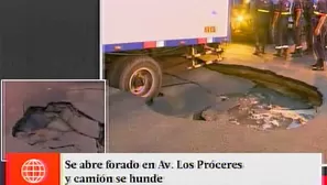 Un camión remolcador fue necesario para retirar al pesado vehículo de este forado