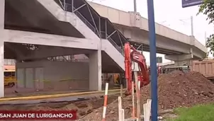 Personal de Sedapal realiza los trabajos de remoción de tierra. Foto: Captura de TV