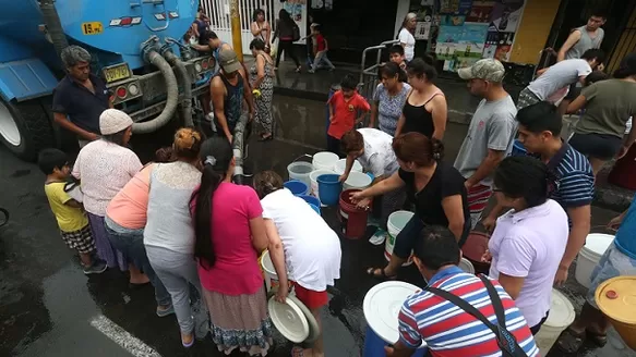 Distribución de agua potable. Foto: Andina