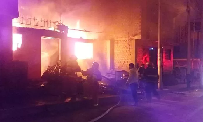 Sjm Incendio Se Desat En Toda Una Casa En Pamplona Alta Am Rica Noticias