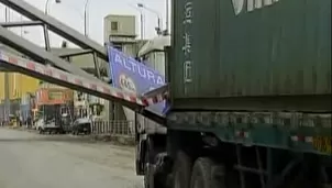 Tráiler chocó contra señalización de tránsito.