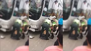 La policía motorizada fue inmovilizada y evacuada al hospital