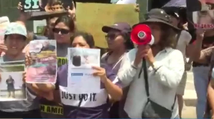 Vecinos realizaron una protesta en los exteriores de la comisaría exigiendo justicia por el perro asesinado / Captura: Canal N Vecinos realizaron una protesta en los exteriores de la comisaría exigiendo justicia por el perro asesinado / Captura: Canal N