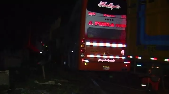 Bus interprovincial impactó contra camión. Foto: América Noticias Bus interprovincial impactó contra camión. Foto: América Noticias
