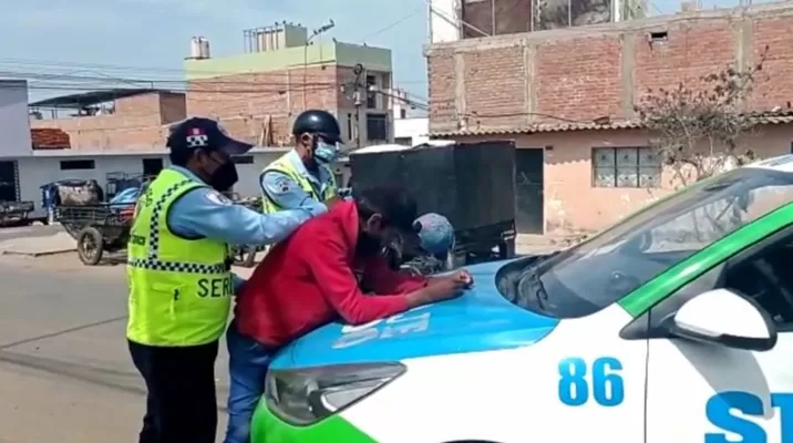 Surco: atrapan a delincuentes que acuchillaron la rodilla de su víctima para robarle sus pertenencias. Fuente: Serenazgo de Surco Surco: atrapan a delincuentes que acuchillaron la rodilla de su víctima para robarle sus pertenencias. Fuente: Serenazgo de Surco