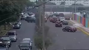 Un aparatoso accidente de tránsito se registró hoy en el distrito de Santiago de Surco, provocando gran alarma entre los transeúntes y conductores que circulaban por la zona./ Video: Canal N