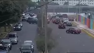Un aparatoso accidente de tránsito se registró hoy en el distrito de Santiago de Surco, provocando gran alarma entre los transeúntes y conductores que circulaban por la zona./ Video: Canal N