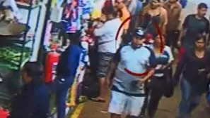 Asaltan a mujer en mercado de Surco. Foto: captura de TV