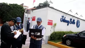 Protestan por cierre de academia de natación Johnny Bello. Foto: Andina