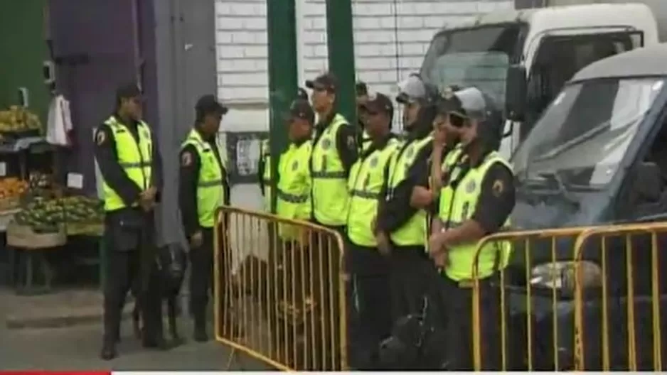 Ambulantes fueron retirados de frontis del mercado. Foto: captura de TV