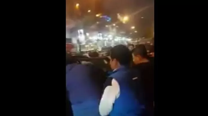 Jóvenes agreden a policías. Foto: captura de video Jóvenes agreden a policías. Foto: captura de video
