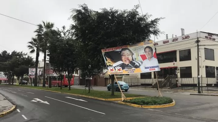 Panel a punto de caer. Foto: América Noticias Panel a punto de caer. Foto: América Noticias