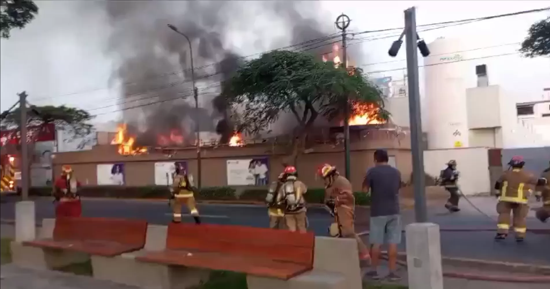 Testigos grabaron la emergencia reportada en uno de los espacios de la clínica San Pablo en Surco - Foto: @miquita1110