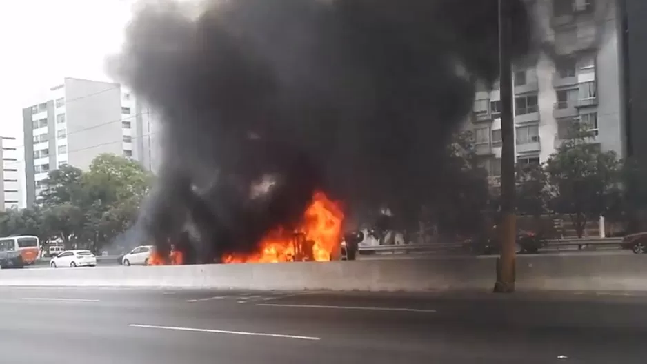 Vehículo ardió durante varios minutos / Foto: Twitter