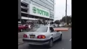 El auto transitaba por las calles de Surquillo. Foto: Captura Canal N