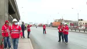 Durante el operativo, los inspectores miden la altura de los vehículos, que no debe exceder los 4,30 metros, así como su longitud y ancho. / Video: Canal N