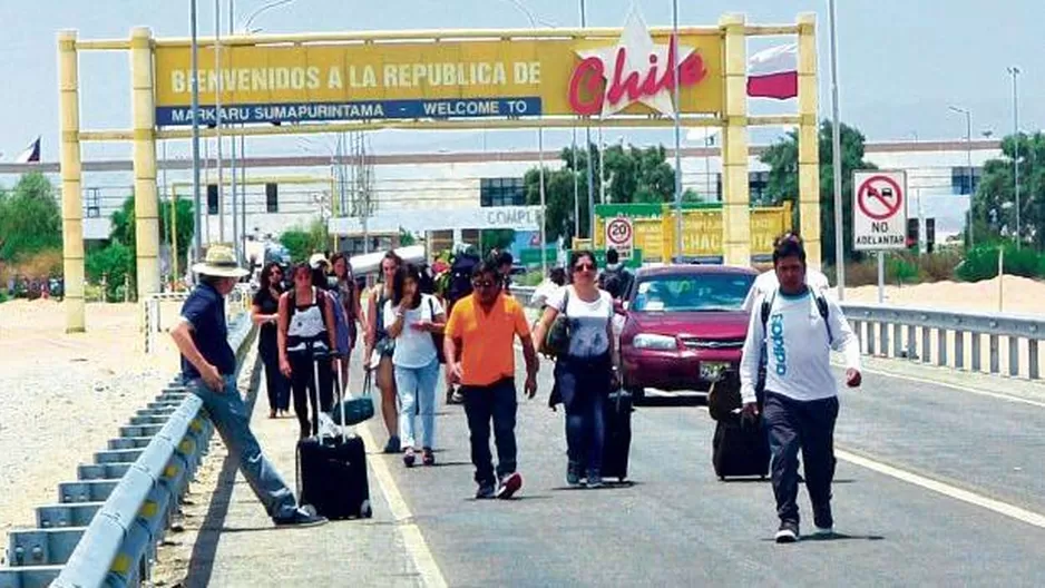 Los afectados son los que viajan por la frontera, que deben caminar 3 kilómetros. Foto: Referencial/archivo El Comercio