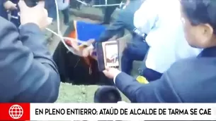 La caída del ataúd generó molestias ante los asistentes y familiares. Foto/Video: América Noticias