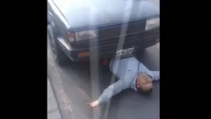 Conductor se colocó debajo de su auto. Foto: captura de video Canal N.