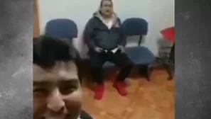 Tony Rosado cantando en una comisaría.