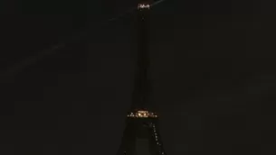 Torre Eiffel apagó sus luces por La Hora del Planeta / Fuente: Canal N