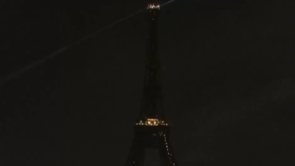 Torre Eiffel apagó sus luces por La Hora del Planeta / Fuente: Canal N