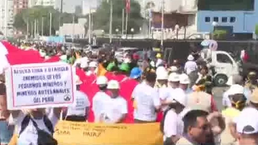 Mineros artesanales marchan hacia el Congreso y piden ser formalizados