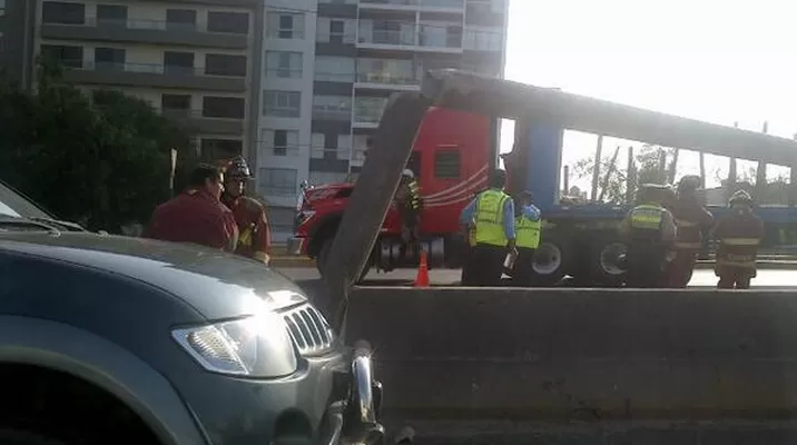 Tráiler chocó contra poste en la Panamericana Sur Tráiler chocó contra poste en la Panamericana Sur