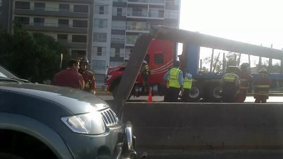 Tráiler chocó contra poste en la Panamericana Sur