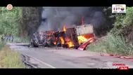 Tráiler se incendia tras chocar contra cerro en Chanchamayo