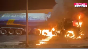 Tráiler se incendió en la Panamericana Norte, en Chancay. Foto y video: Canal N