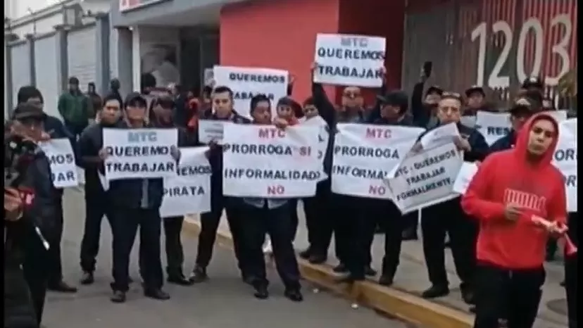 Protesta de transportistas de Lima y Callao en los exteriores del MTC