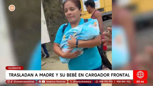Trasladan a madre y su bebé en cargador frontal en Huánuco. Foto: América Noticias