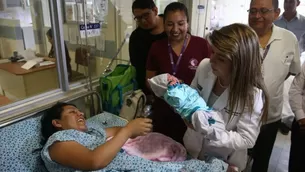 Ministra de Salud visita a las bebés que nacieron en Navidad. Foto: ANDINA