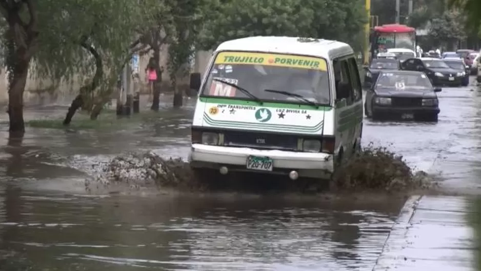 Calles quedaron con grandes charcos de agua. Foto: América Noticias