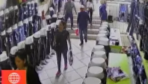 Roban mercadería de tienda de ropa. Foto: captura de TV