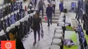 Roban mercadería de tienda de ropa. Foto: captura de TV