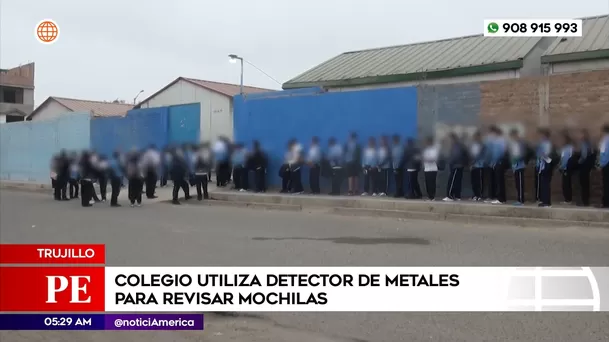 Colegio de Trujillo usa detector de metales para revisar mochilas. Foto: América Noticias